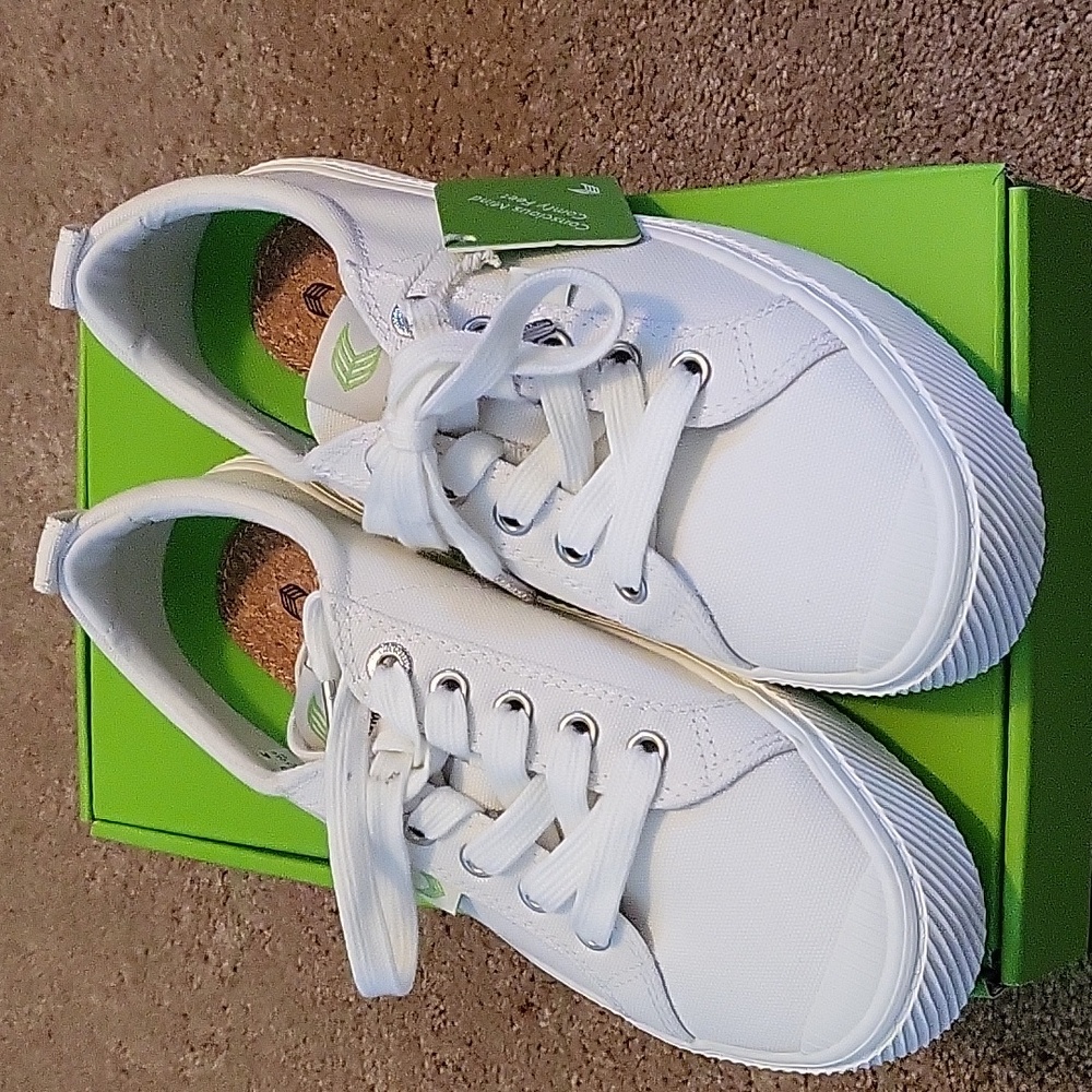 Cariuma OCA Low Canvas Sneakers